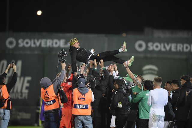 O adeus de Ukra: joelhos, guarda de honra e camisola especial