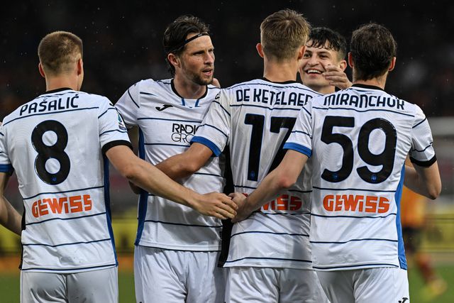 Atalanta vence em Lecce e mantém Juventus e Bolonha sob pressão