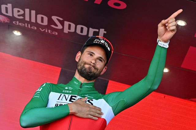 Ganna volta a sorrir em casa e vence 'crono', Pogacar reforça liderança