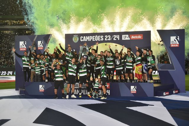 O leão mostra a sua taça