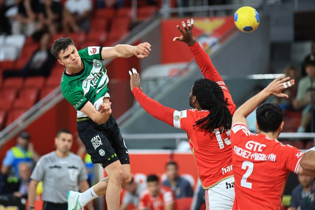 Sporting vence Benfica na Luz e decide o título com o FC Porto em casa