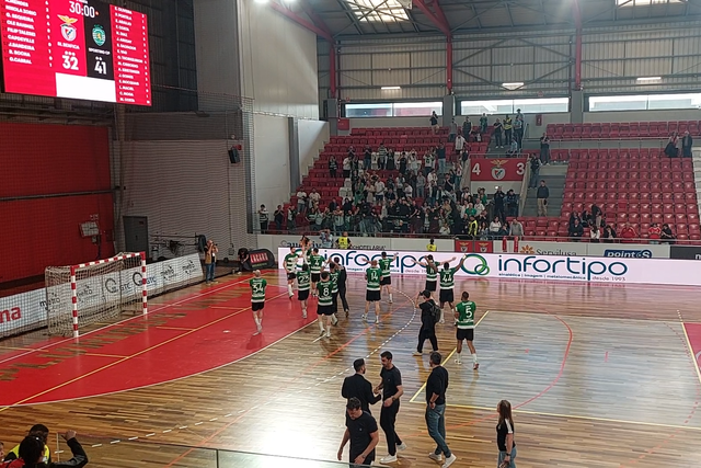 Festa do Sporting após vitória no pavilhão da Luz