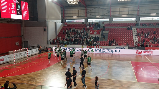 Festa do Sporting após vitória no pavilhão da Luz