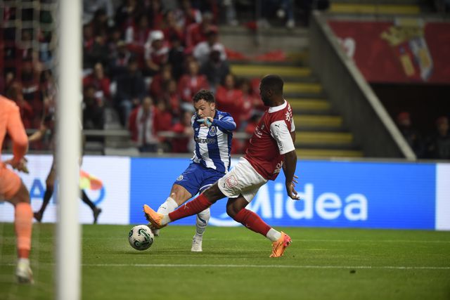 Vermelho madrugador realçou os tons de azul (crónica)