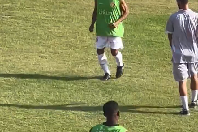 Romário em exercícios de aquecimento... com o seu filho