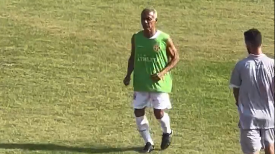 Romário em exercícios de aquecimento... com o seu filho