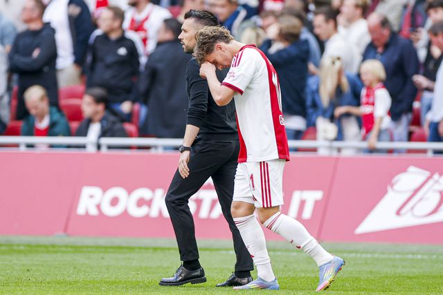 Treinador e jogadores frustrados com o final de temporada