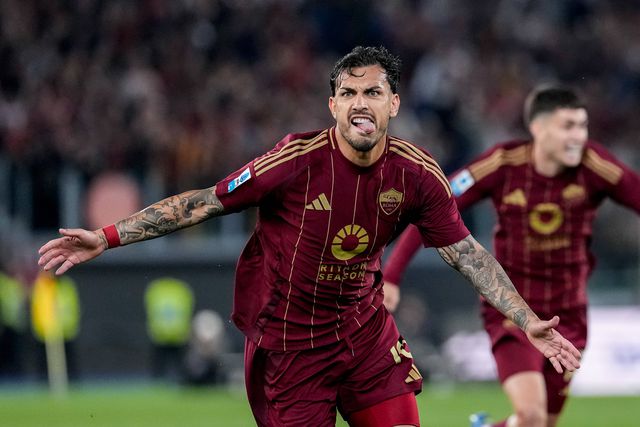 Leandro Paredes a celebrar o segundo golo da Roma ao Milan