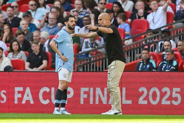 Bernardo Silva a receber instruções de Pep Guardiola no Manchester City