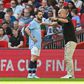 Bernardo Silva a receber instruções de Pep Guardiola no Manchester City