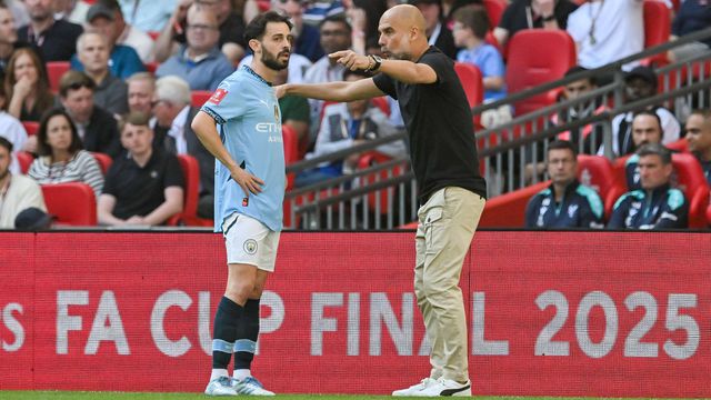 Bernardo Silva a receber instruções de Pep Guardiola no Manchester City