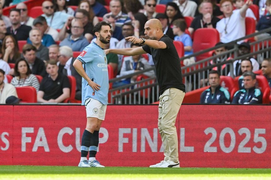 Bernardo Silva a receber instruções de Pep Guardiola no Manchester City