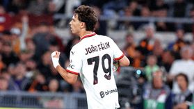 VÍDEO: João Félix bate Svilar e estreia-se a marcar na Serie A