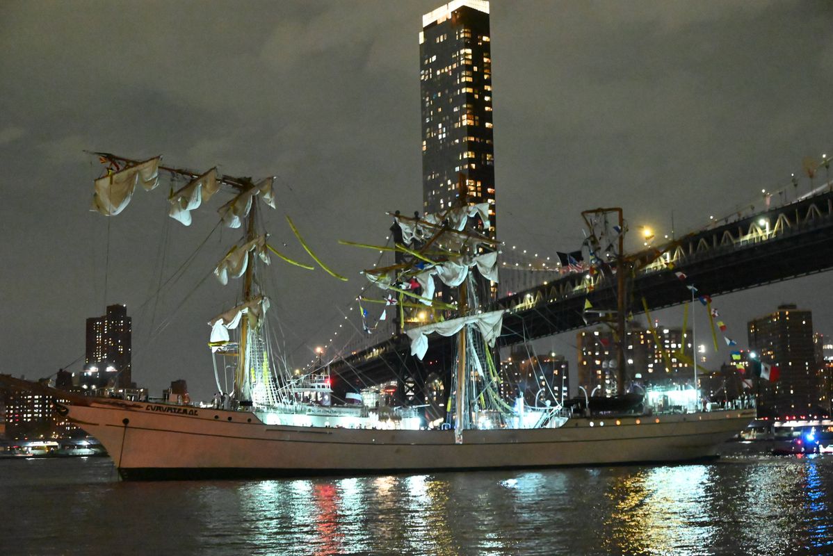 Vídeo: Embate de navio na ponte de Brooklyn, em Nova Iorque, faz dois mortos 