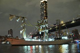 Vídeo: Embate de navio na ponte de Brooklyn, em Nova Iorque, faz dois mortos 