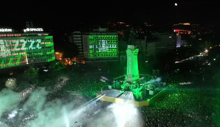 A entrada dos jogadores no Marquês, um a um, e o troféu erguido bem alto