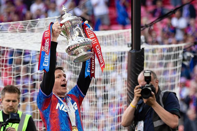 Glasner mostra Taça de Inglaterra aos adeptos do Crystal Palace