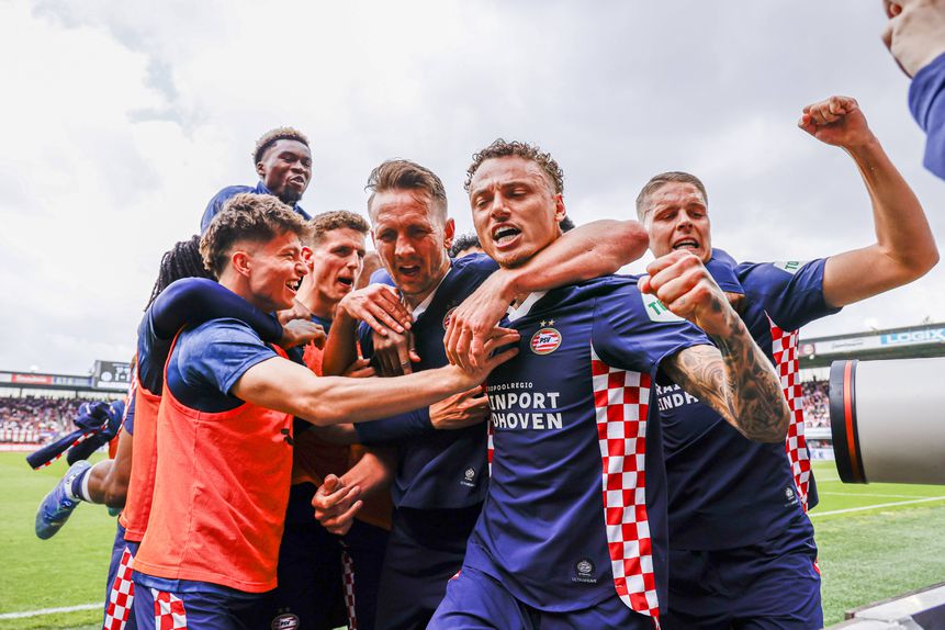 Jogadores do PSV a celebrarem o golo de Luuk de Jong, o segundo no jogo