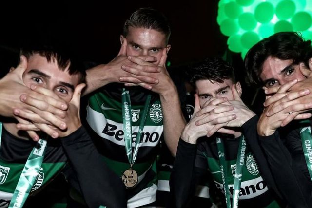 Fresneda, Gyokeres, Franco Israel e Trincão num momento de festa peculiar