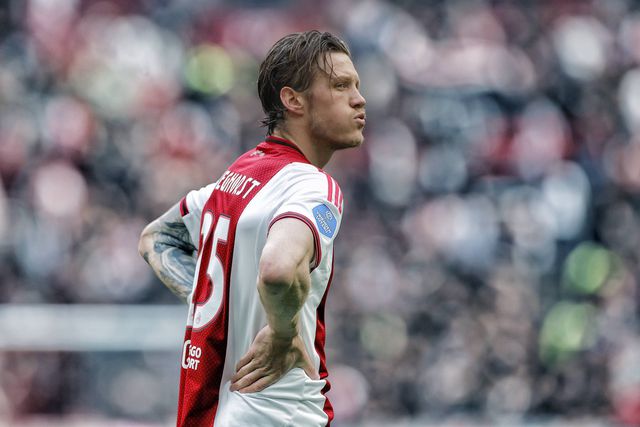 «Qué mirás, bobo?»: como Weghorst fez Messi parecer um ‘menino’ (VÍDEO)