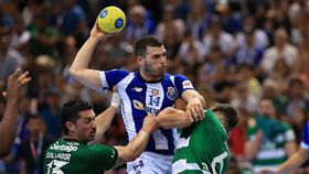 FC Porto domina ao intervalo na casa do bicampeão