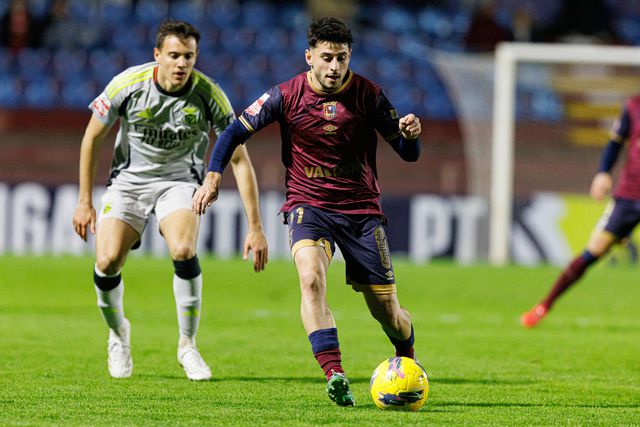 Manu Pozo destacou-se na Liga 2 e emblema do Oeste premiou-o com a renovação de contrato (Foto: IMAGO)