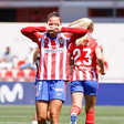 Tatiana Pinto com a 'máscara' de Gyokeres (Foto: Atlético Madrid/Instagram)