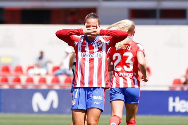 Tatiana Pinto com a 'máscara' de Gyokeres (Foto: Atlético Madrid/Instagram)