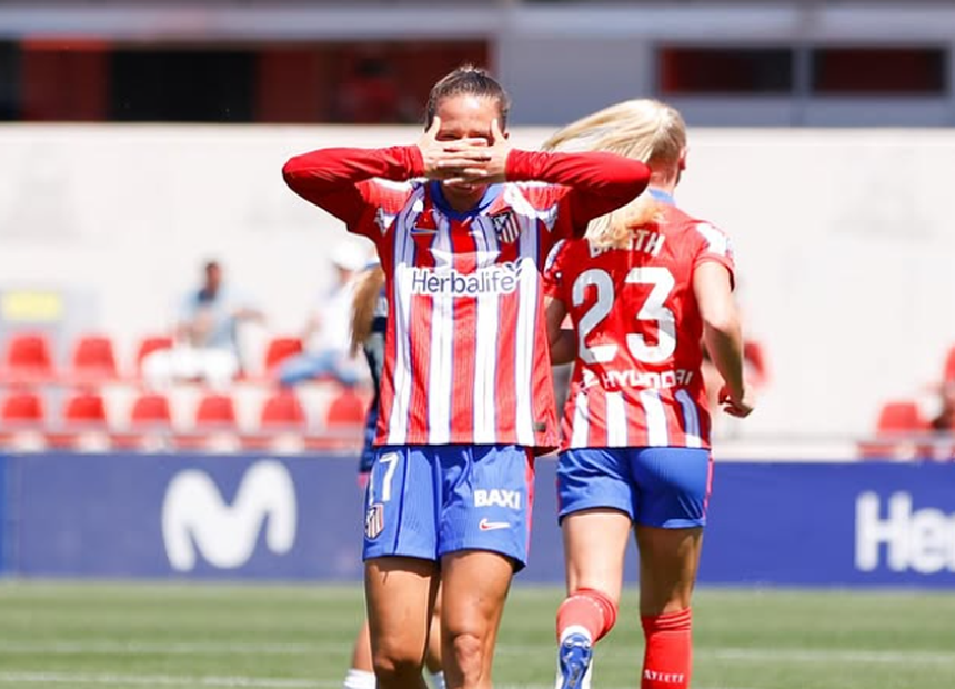 Tatiana Pinto com a 'máscara' de Gyokeres (Foto: Atlético Madrid/Instagram)
