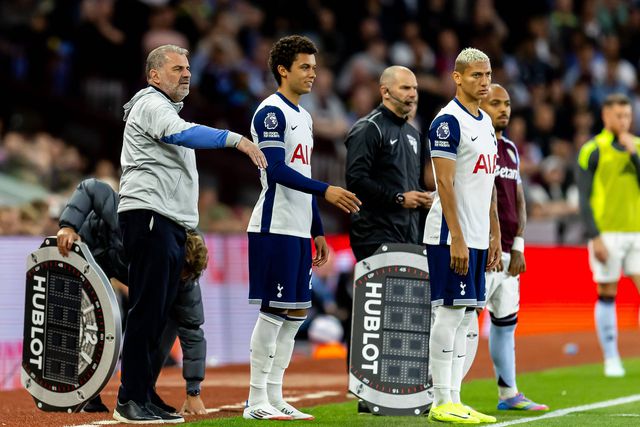 Ange Postecoglou com Brennan Johnson e Richarlison durante o jogo com o Aston Villa, no Villa Park