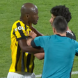 Danilo envolvido em sururu com  Al Othman, que lhe apertou o pescoço - Foto: D. R.