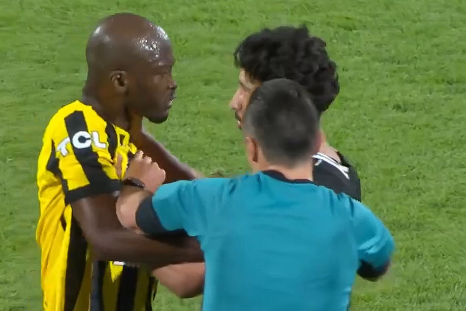 Danilo envolvido em sururu com  Al Othman, que lhe apertou o pescoço - Foto: D. R.