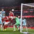 Arsenal tem uma mão no troféu da Premier League