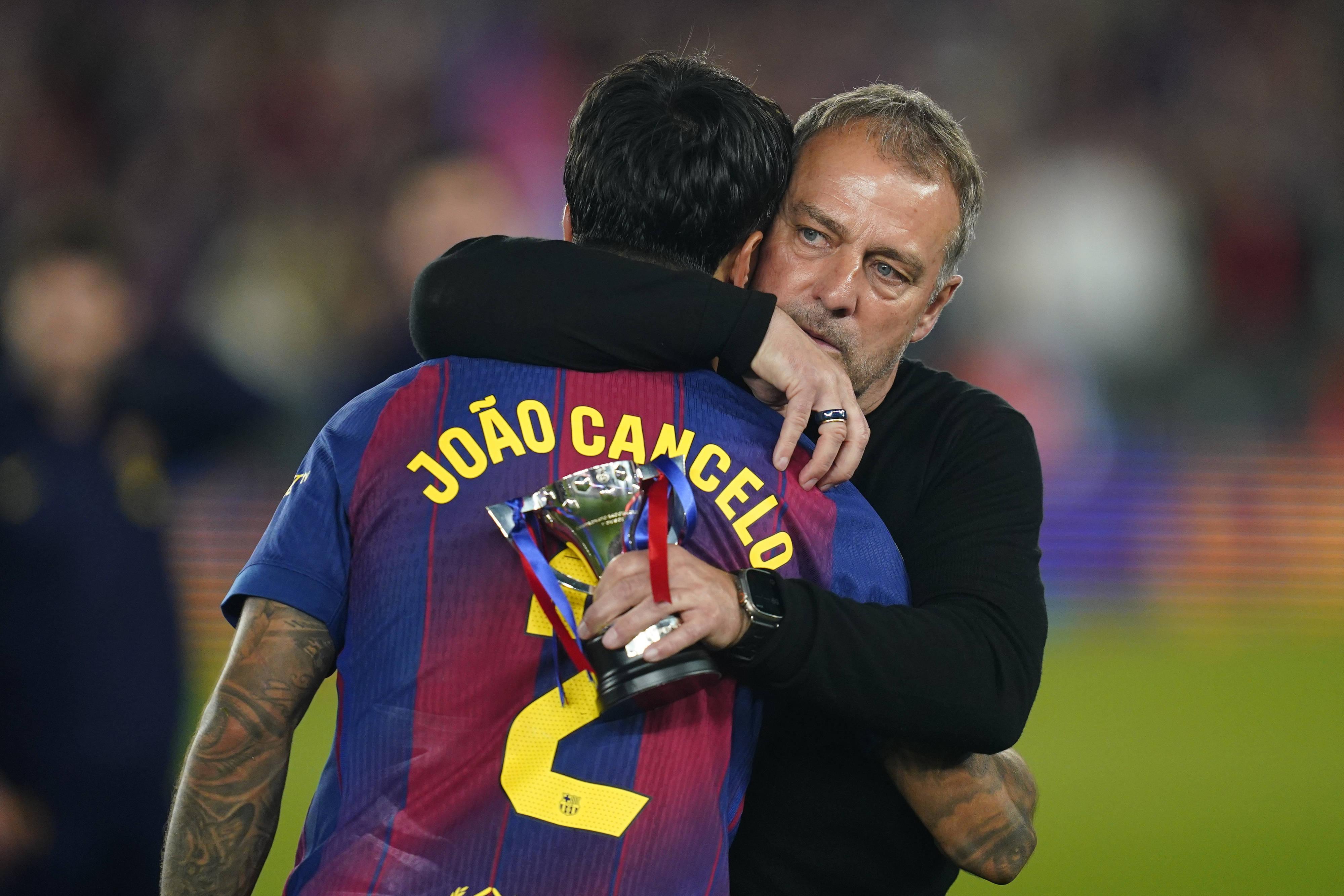 Hansi Flick abraçado a João Cancelo em Barcelona