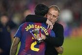 Hansi Flick abraçado a João Cancelo em Barcelona