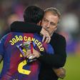 Hansi Flick abraçado a João Cancelo em Barcelona