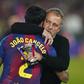 Hansi Flick abraçado a João Cancelo em Barcelona