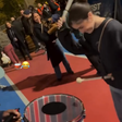 No ritmo! Madalena Aragão mostra como se faz no tambor da claque do PSG