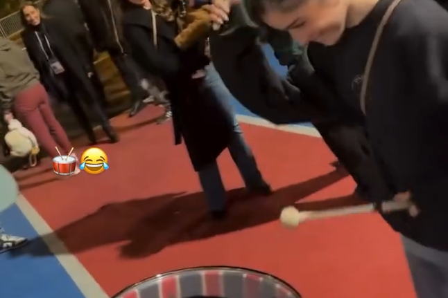 No ritmo! Madalena Aragão mostra como se faz no tambor da claque do PSG