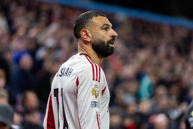 Mohamed Salah foi suplente utilizado no Aston Villa-Liverpool