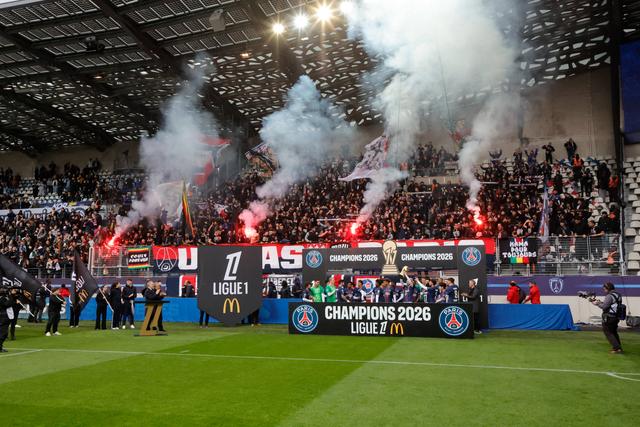 PSG recebeu troféu da Ligue 1 num canto do estádio