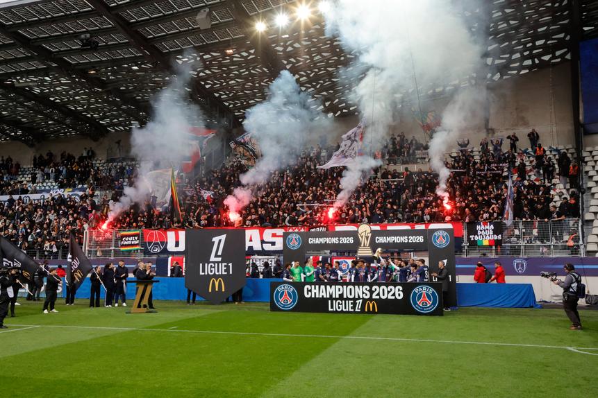 PSG recebeu troféu da Ligue 1 num canto do estádio