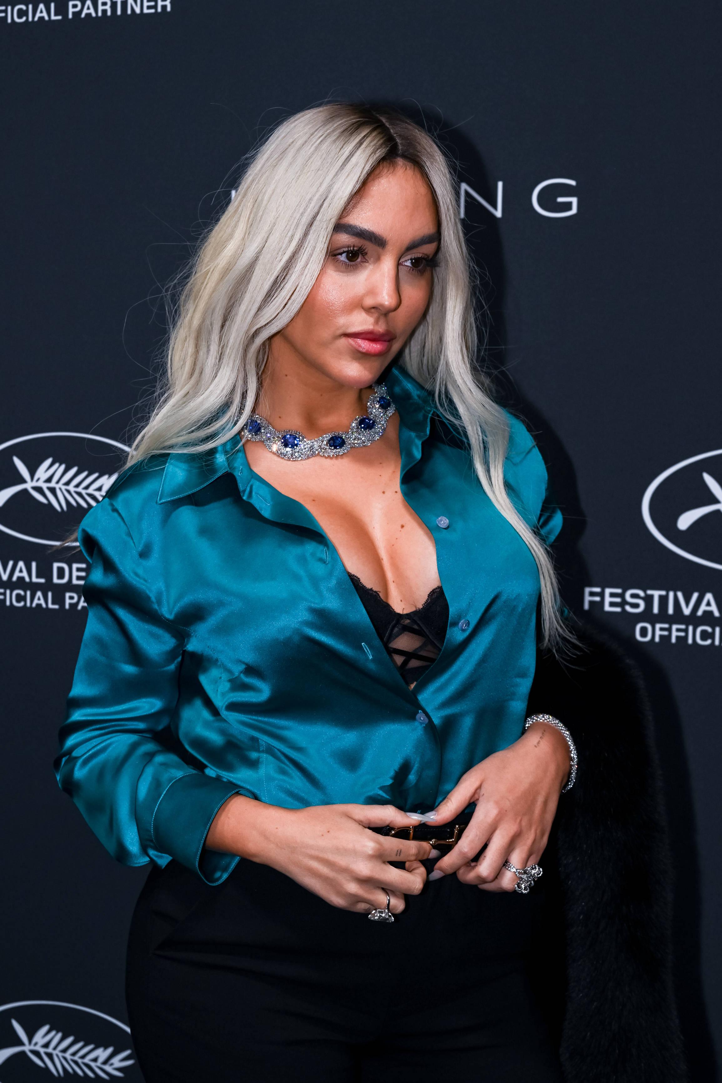 Georgina com novo visual em Cannes: à tarde morena, à noite loura - foto: Imago