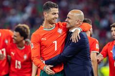 Roberto Martínez, na imagem com Cristiano Ronaldo, divulga hoje os 26 eleitos para o Mundial - Foto: IMAGO
