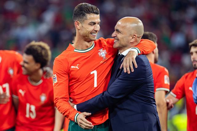 Roberto Martínez, na imagem com Cristiano Ronaldo, divulga hoje os 26 eleitos para o Mundial - Foto: IMAGO