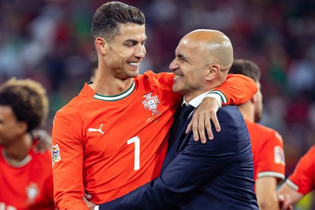 Roberto Martínez, na imagem com Cristiano Ronaldo, divulga hoje os 26 eleitos para o Mundial - Foto: IMAGO