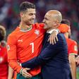 Roberto Martínez, na imagem com Cristiano Ronaldo, divulga hoje os 26 eleitos para o Mundial - Foto: IMAGO