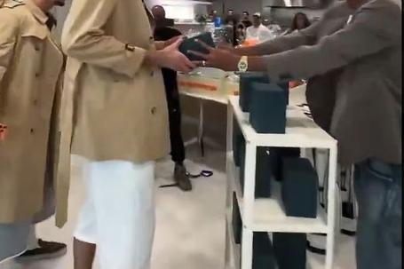 Bem vestidos e a horas: Shai gastou 35 mil euros em presentes para colegas