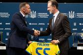 Shevchenko, presidente da Federação Ucraniana de Futebol, e o novo selecionador, Andrea Maldera - Foto: uafukraine