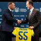 Shevchenko, presidente da Federação Ucraniana de Futebol, e o novo selecionador, Andrea Maldera - Foto: uafukraine
